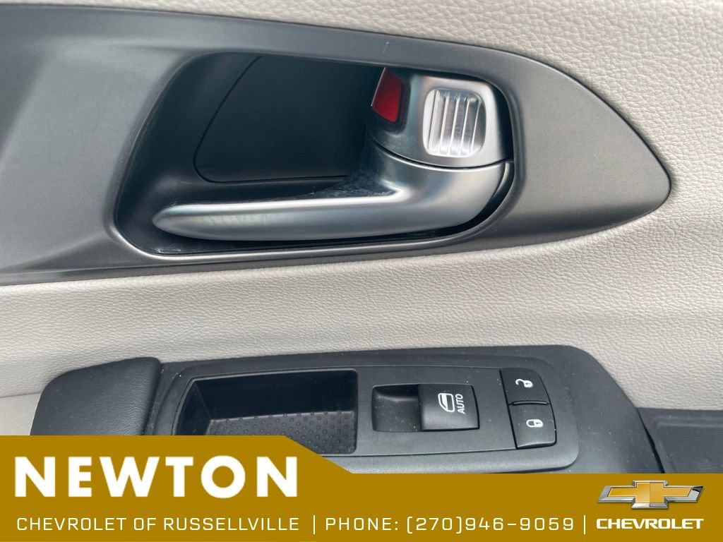 Used 2023 Chrysler Pacifica Touring-L FWD image 25