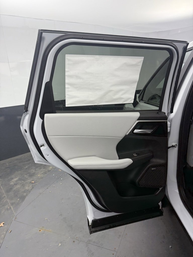 New 2025 Mitsubishi Outlander SE image 28