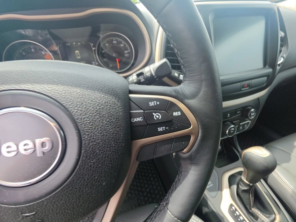 Used 2016 Jeep Cherokee Latitude w/ Cold Weather Group AWD/4WD image 18