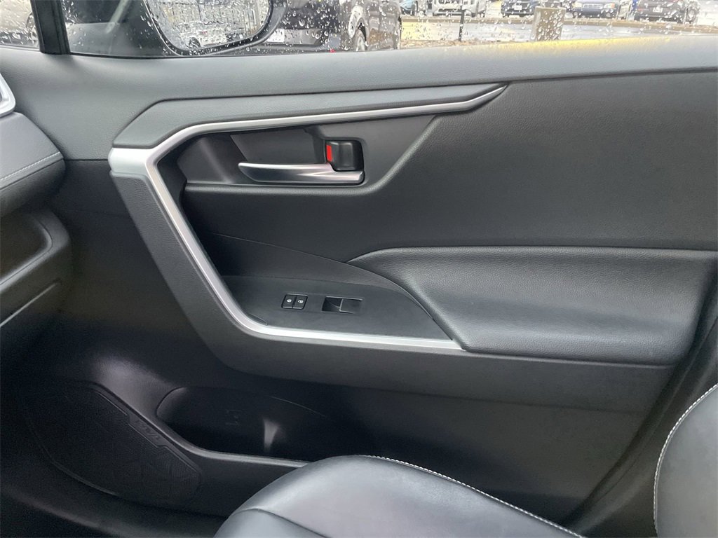 Used 2021 Toyota RAV4 XLE Premium image 21