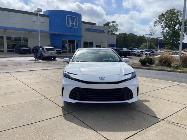 Used 2025 Toyota Camry LE image 3