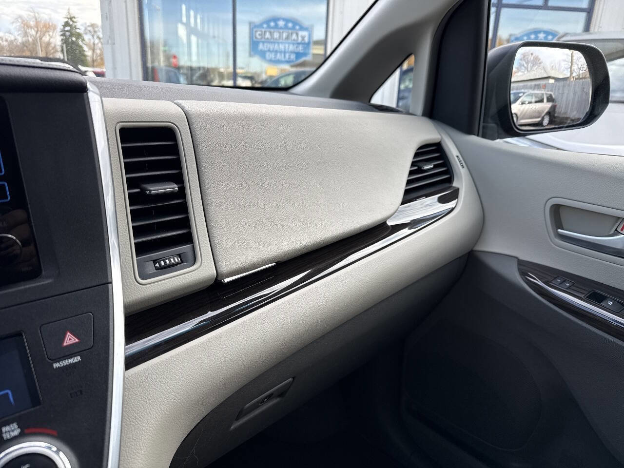 Used 2015 Toyota Sienna image 76