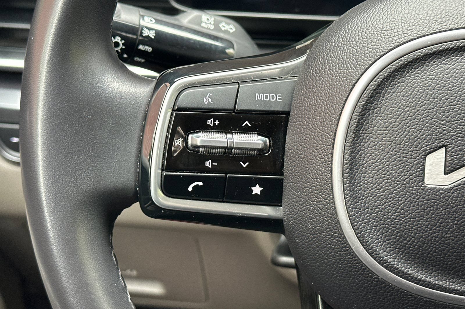 Used 2025 Kia Carnival FWD image 33
