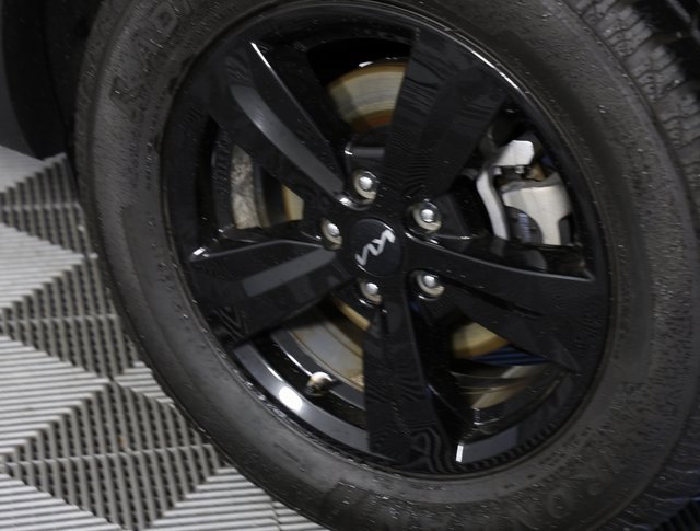 Used 2023 Kia Sorento LX image 7