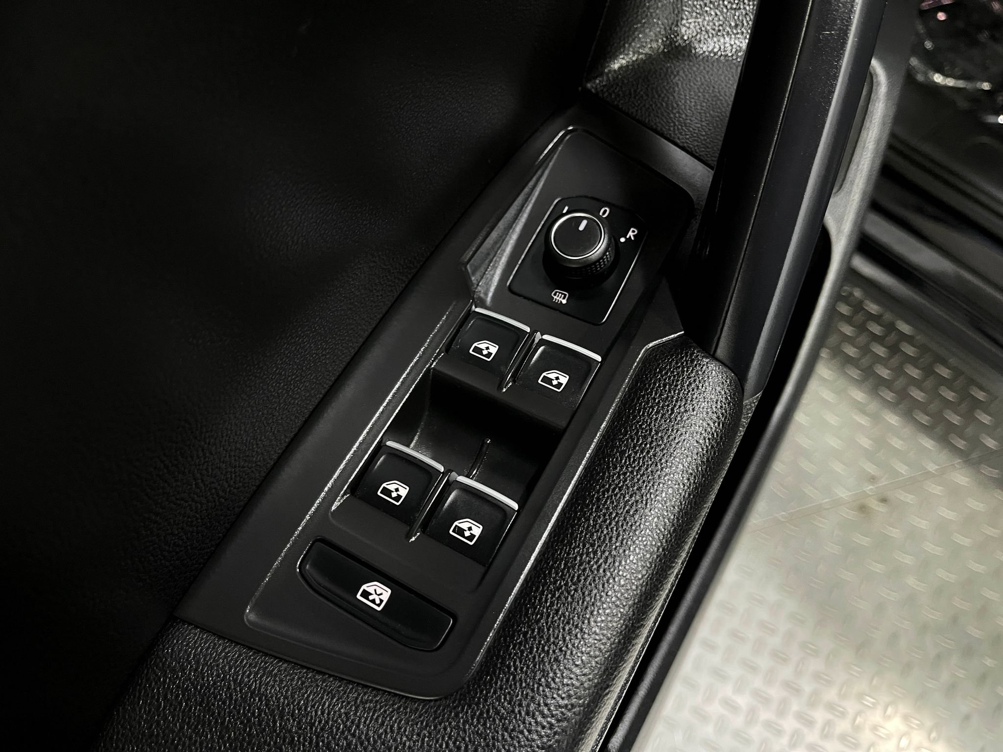 Used 2021 Volkswagen Tiguan SEL AWD/4WD image 16