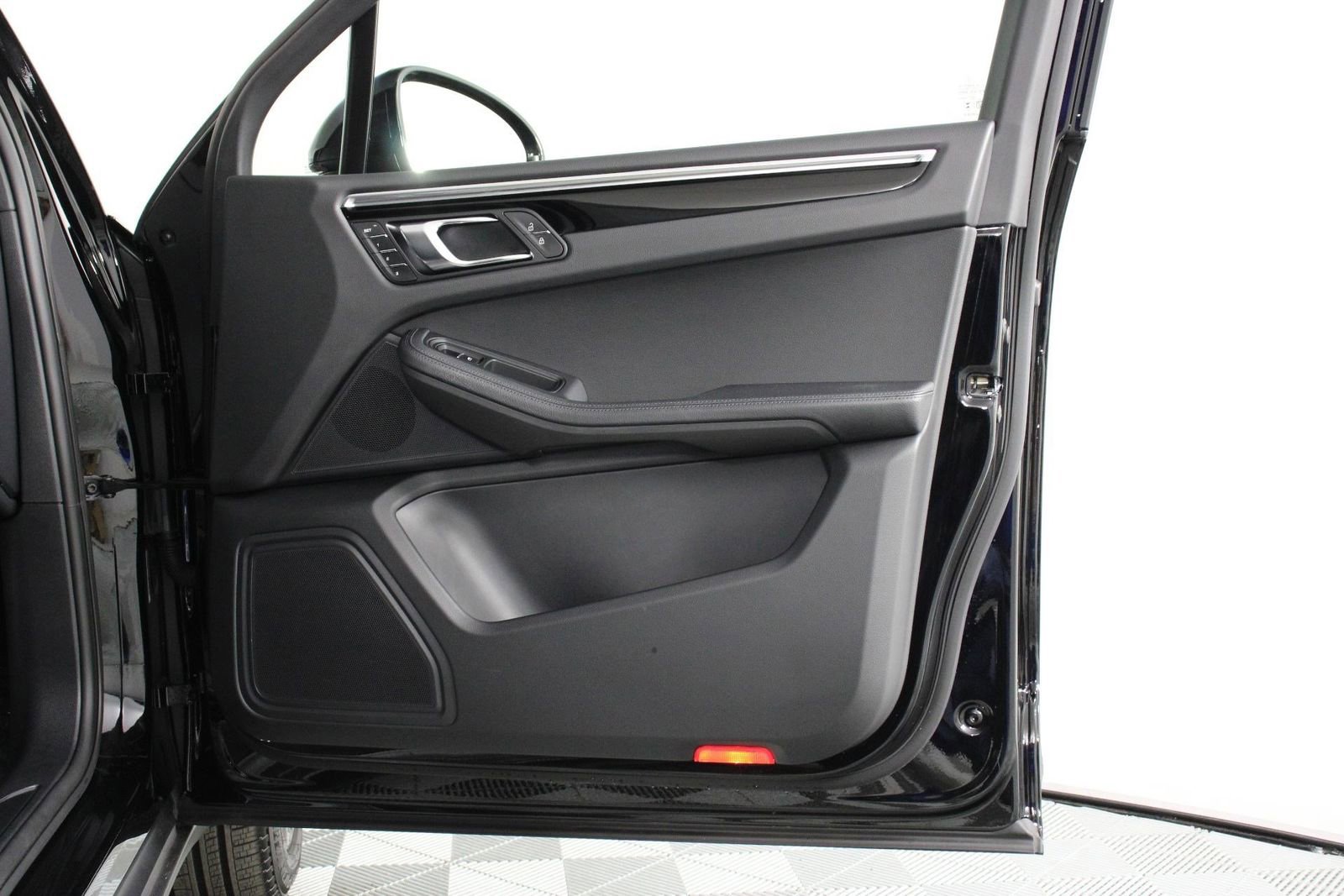 Certified 2025 Porsche Macan image 23