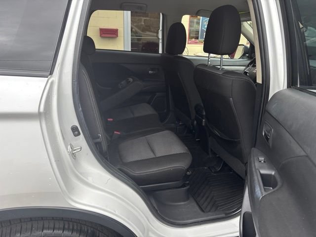 Used 2016 Mitsubishi Outlander SE FWD image 18