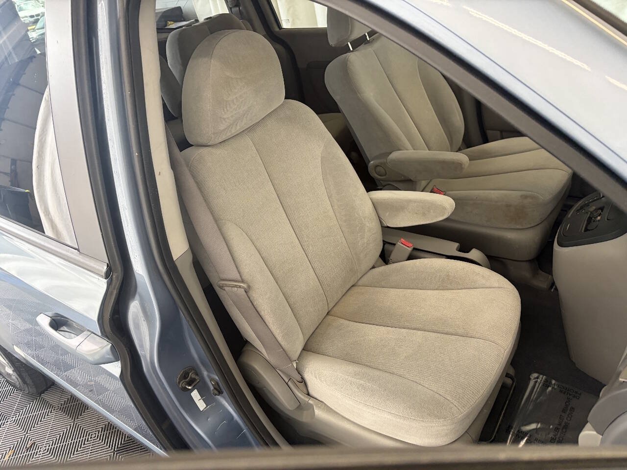 Used 2008 Kia Sedona LX FWD image 21