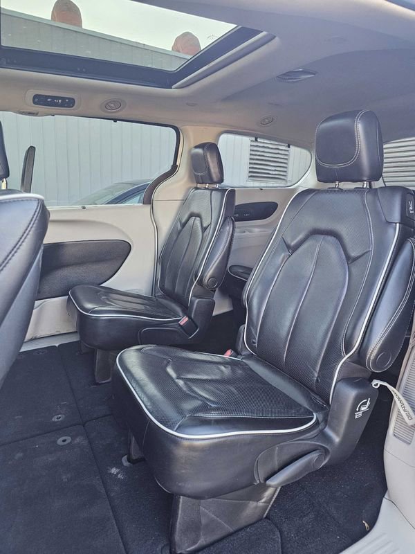Used 2023 Chrysler Pacifica Limited w/ Uconnect Theater Family Group image 24