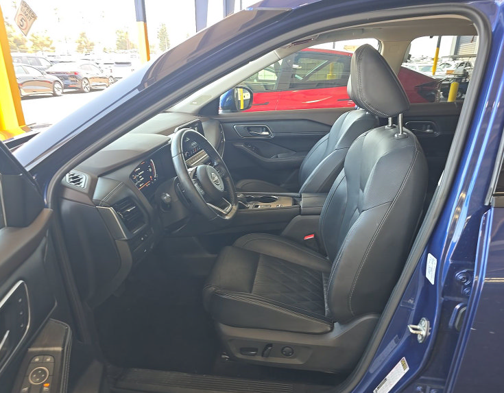 Used 2023 Nissan Rogue Platinum w/ Platinum Premium Package FWD image 6