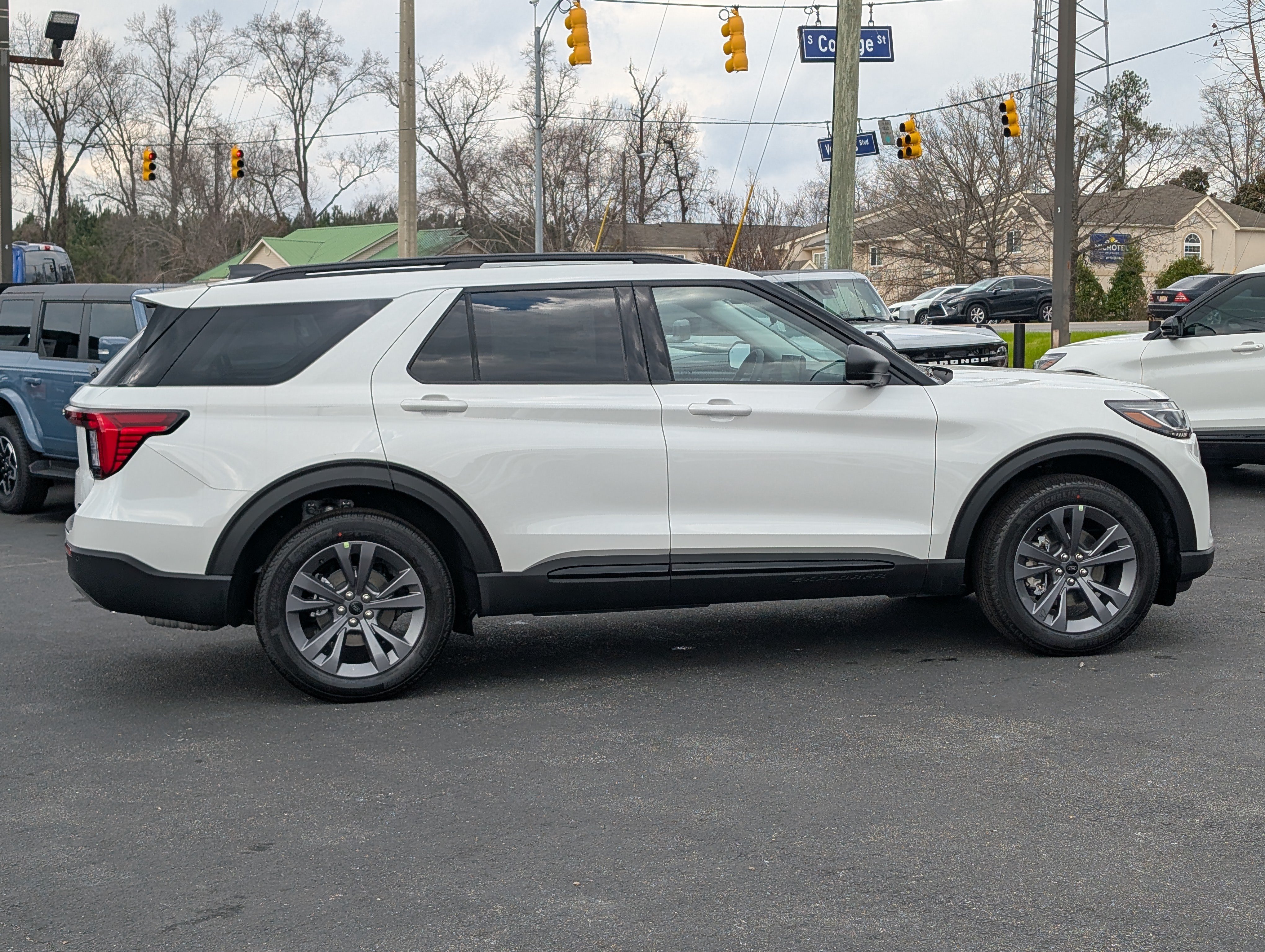 New 2026 Ford Explorer Active w/ Active Comfort Package AWD/4WD image 8