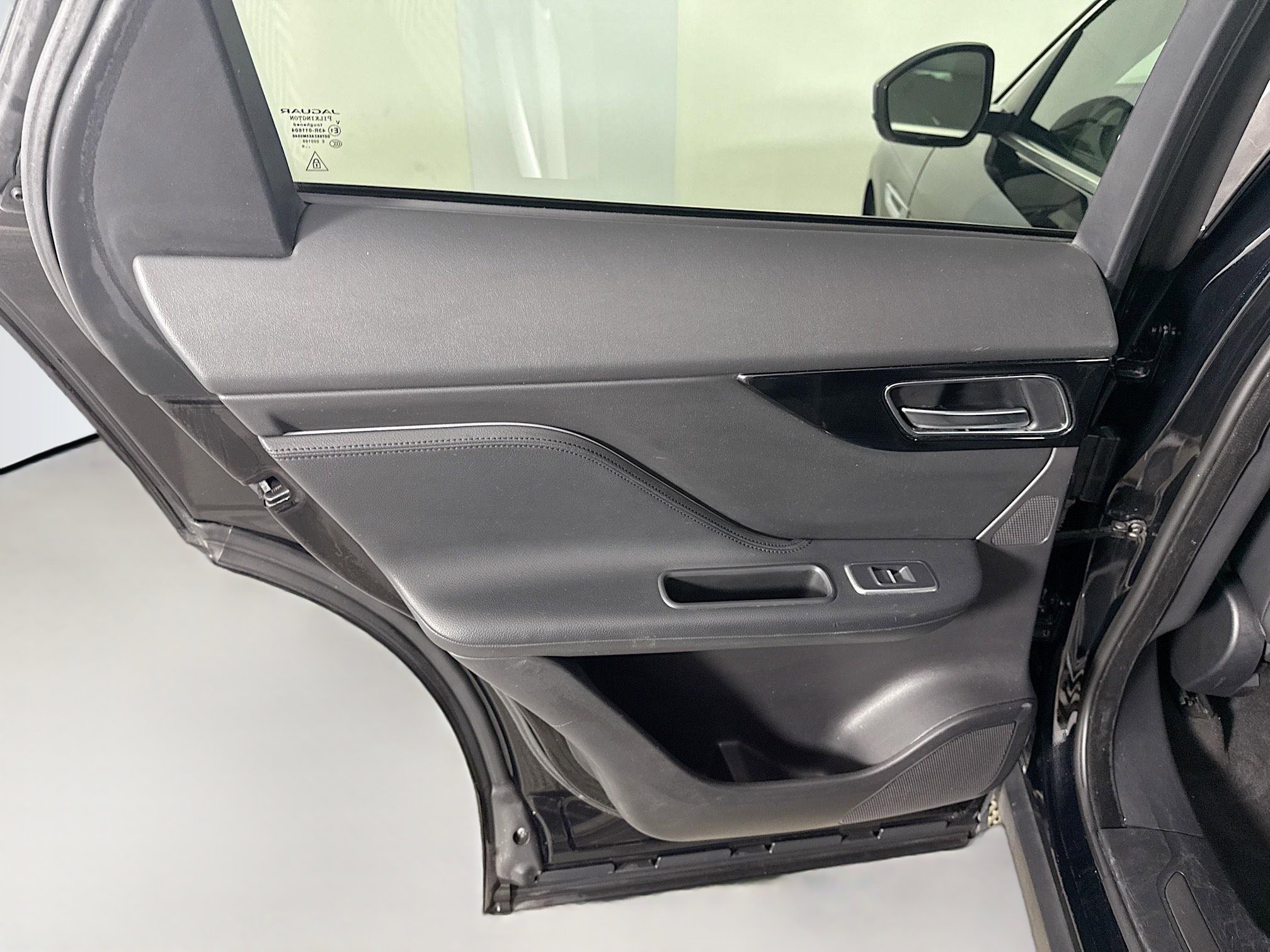 Used 2020 Jaguar F-PACE Premium image 26