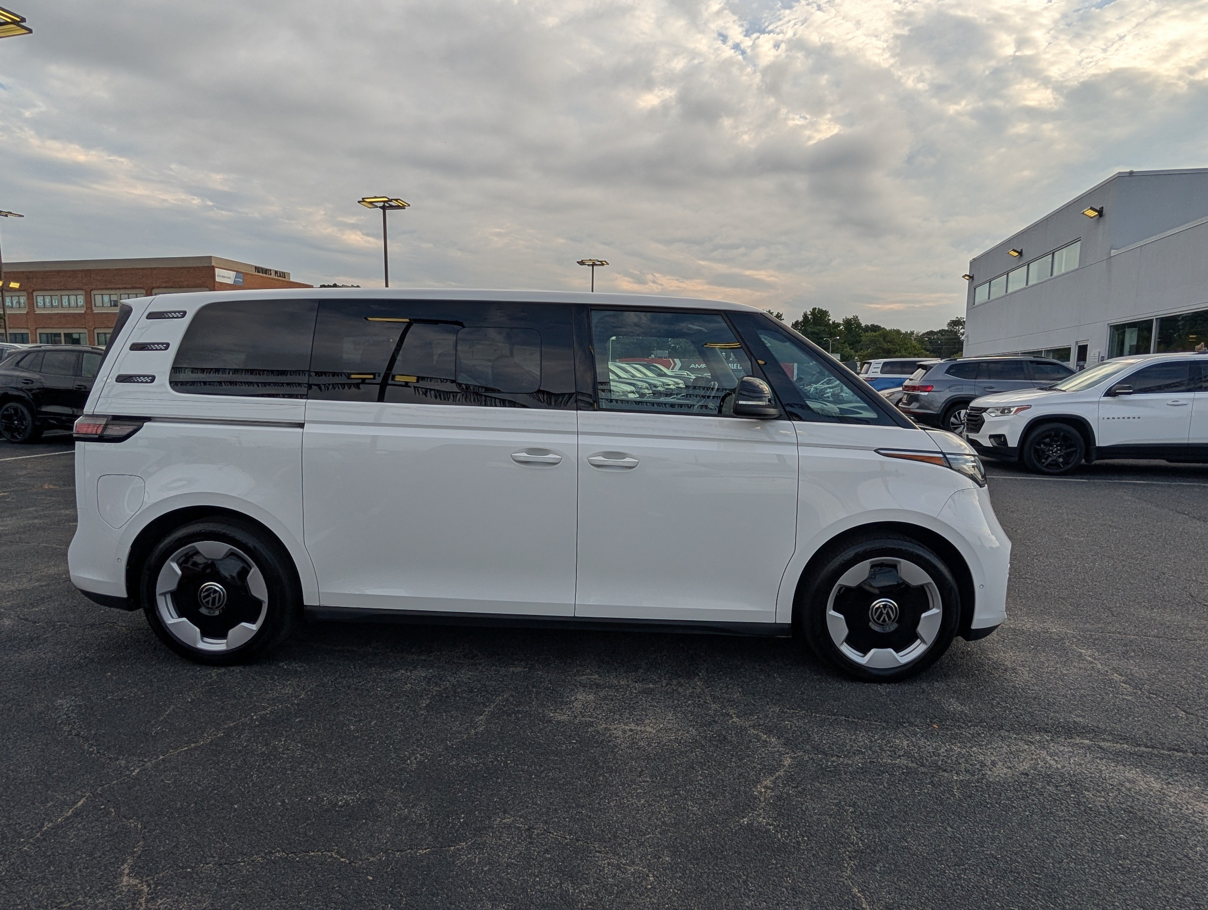 Used 2025 Volkswagen ID. Buzz Pro S Plus RWD image 2