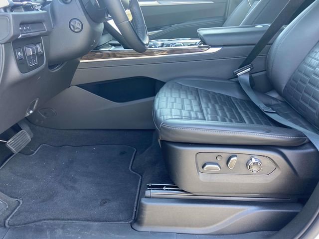 Used 2025 Cadillac Escalade Premium Luxury Platinum RWD image 12
