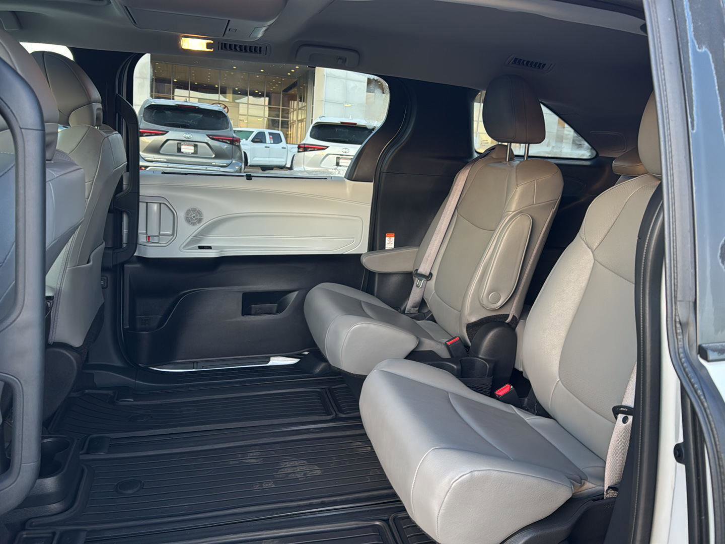 Used 2025 Toyota Sienna XLE w/ XLE Plus Package FWD image 9