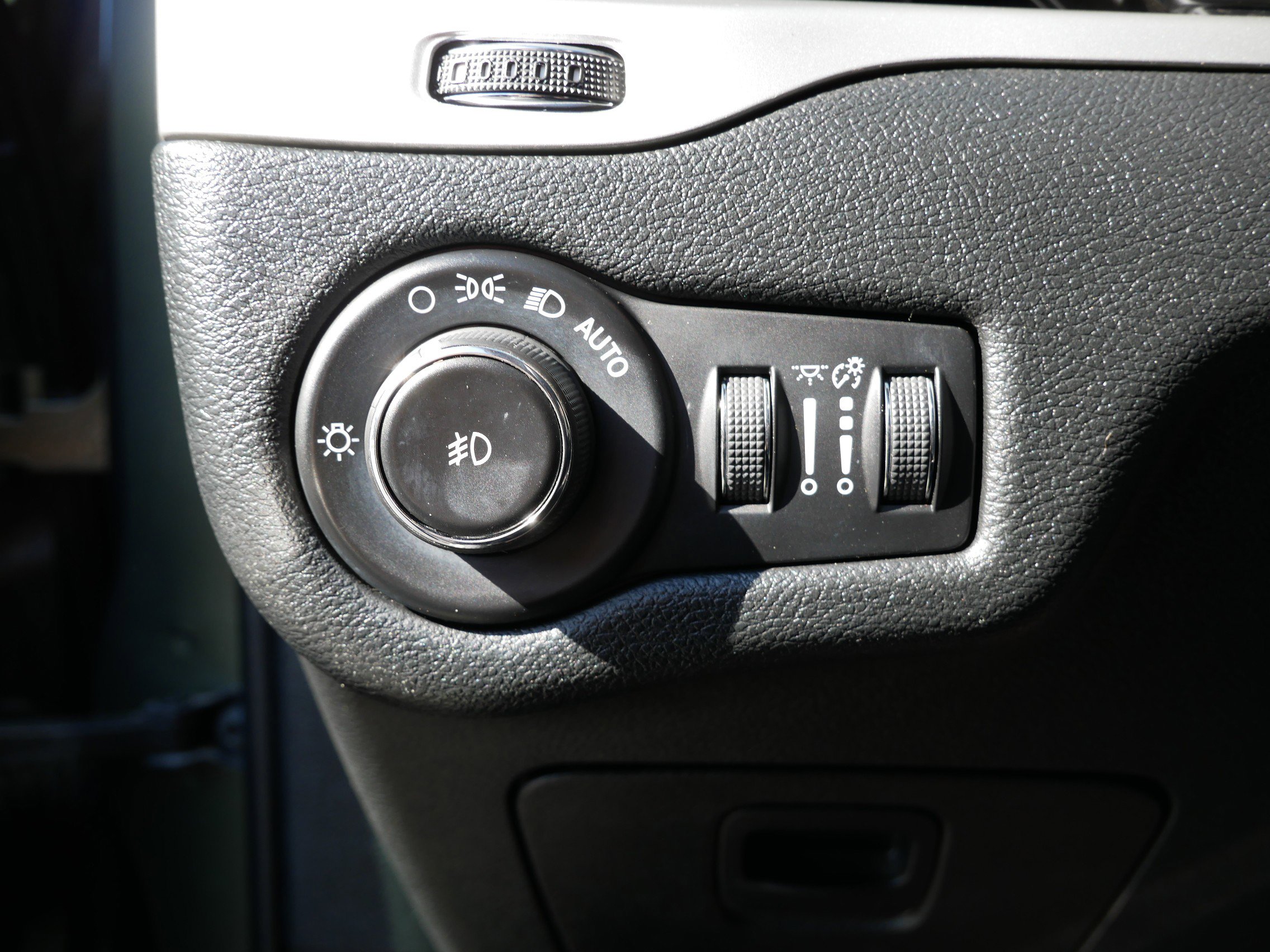 Used 2018 Jeep Cherokee Trailhawk w/ Cold Weather Group image 8