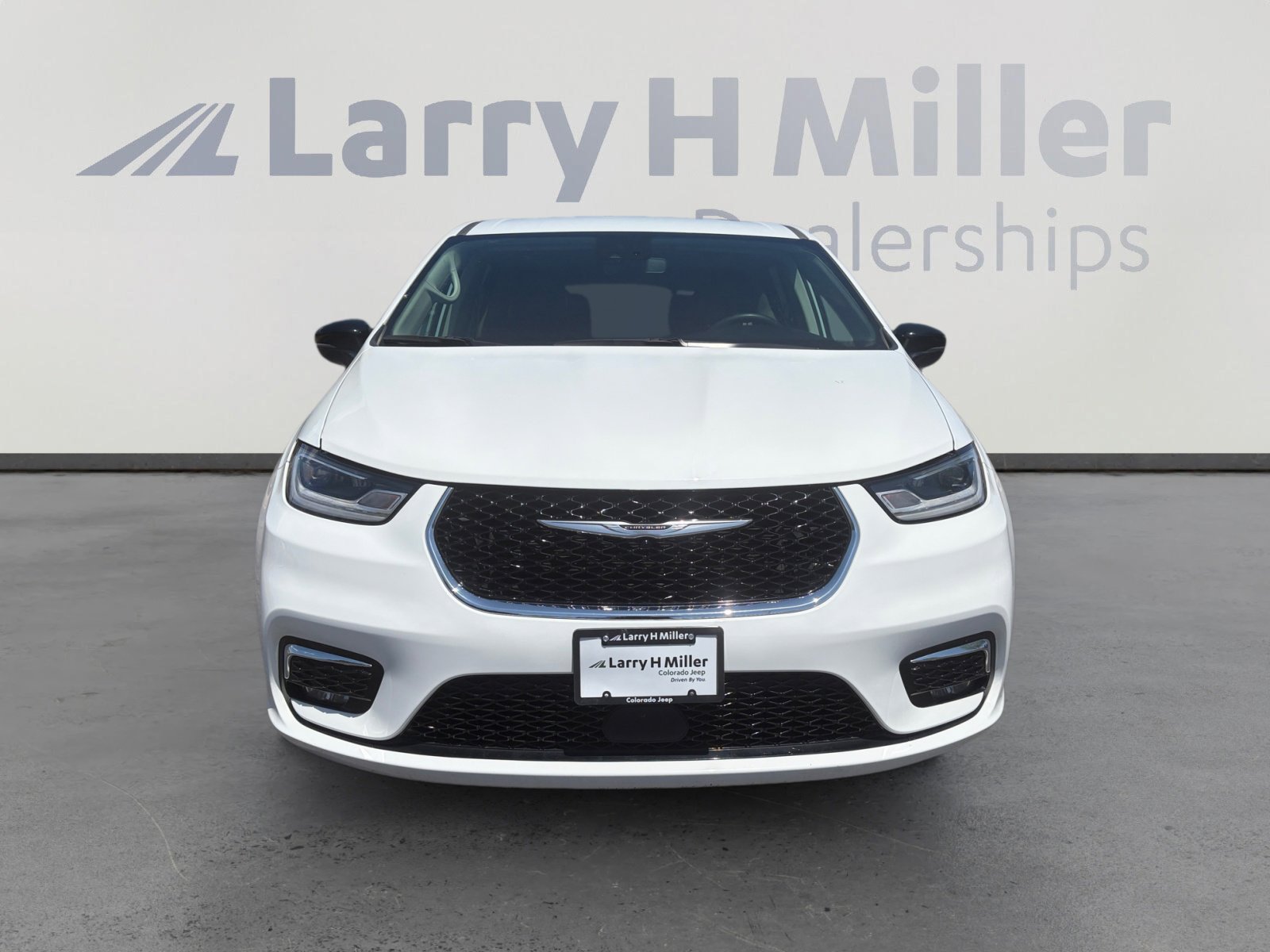 Used 2024 Chrysler Pacifica Touring-L FWD image 8