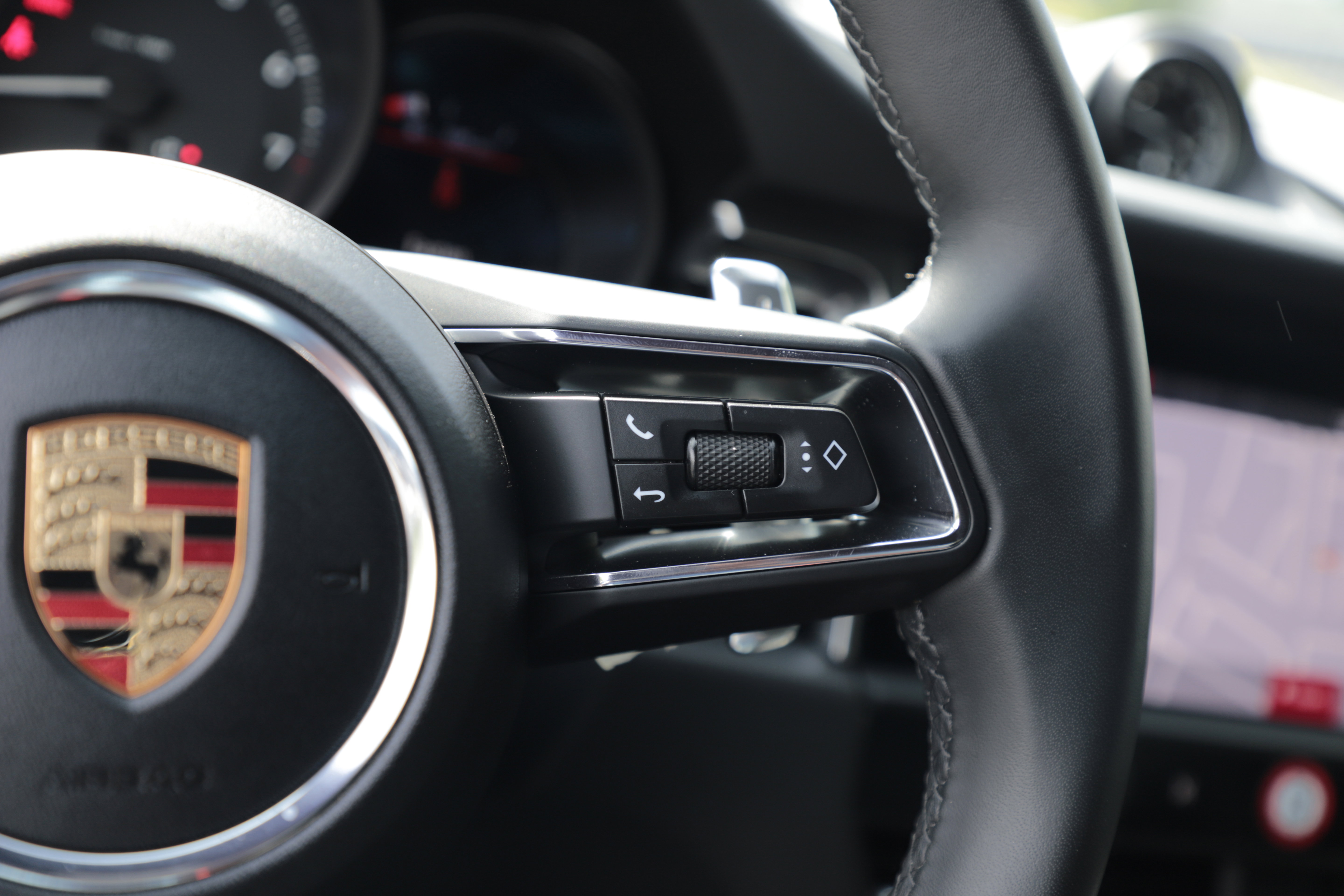 Used 2025 Porsche Macan AWD/4WD image 24