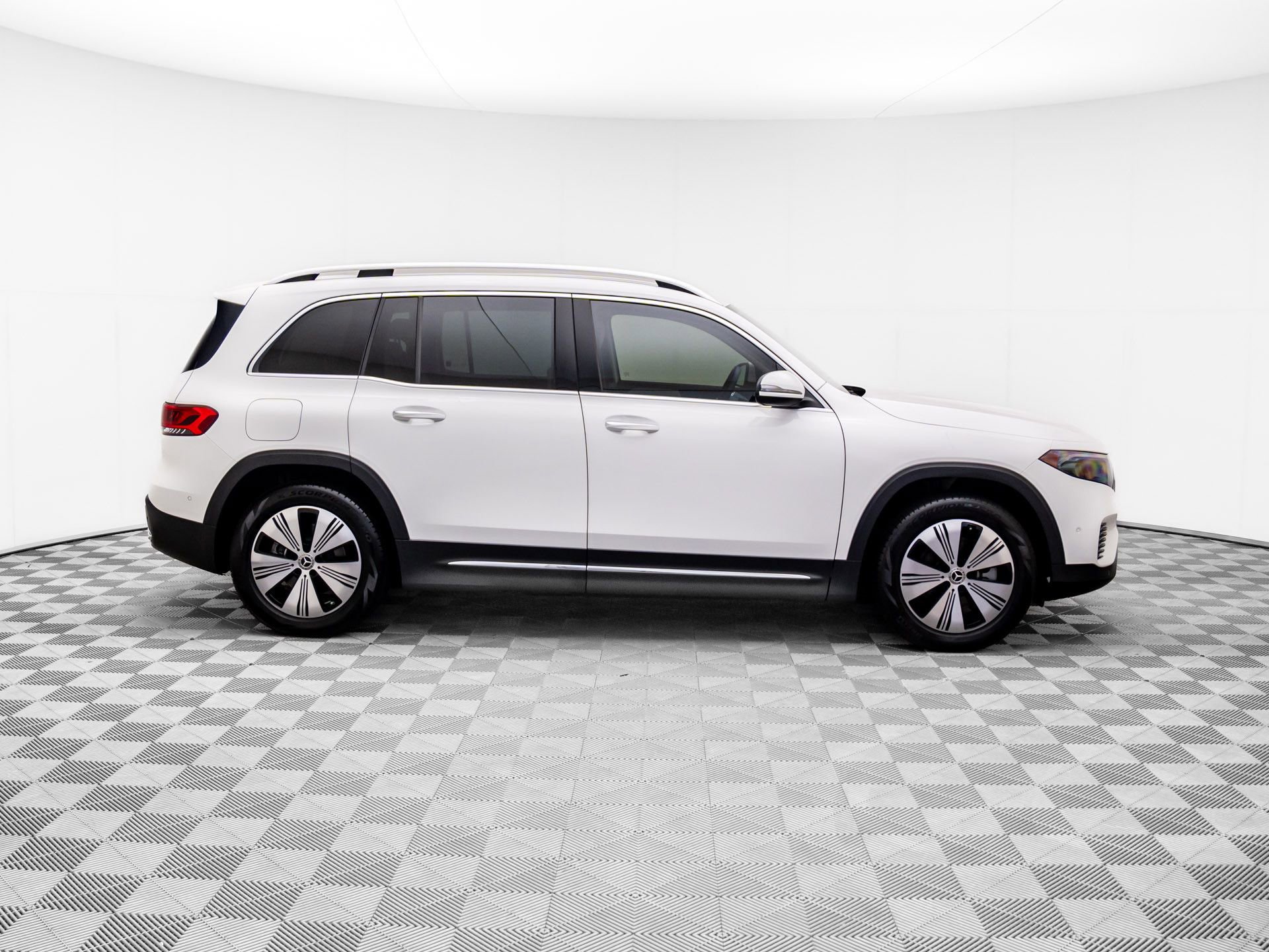 Used 2023 Mercedes-Benz EQB 300 4MATIC w/ Exclusive Package image 8