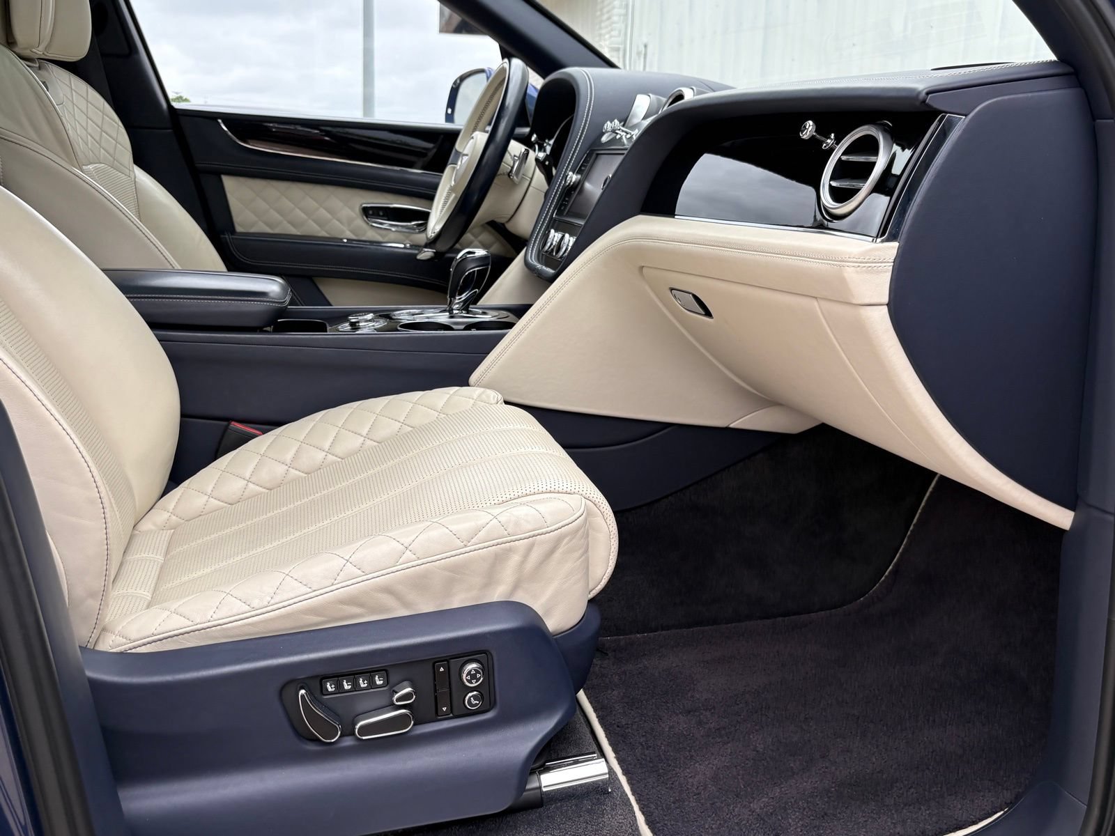 Used 2019 Bentley Bentayga AWD/4WD image 46
