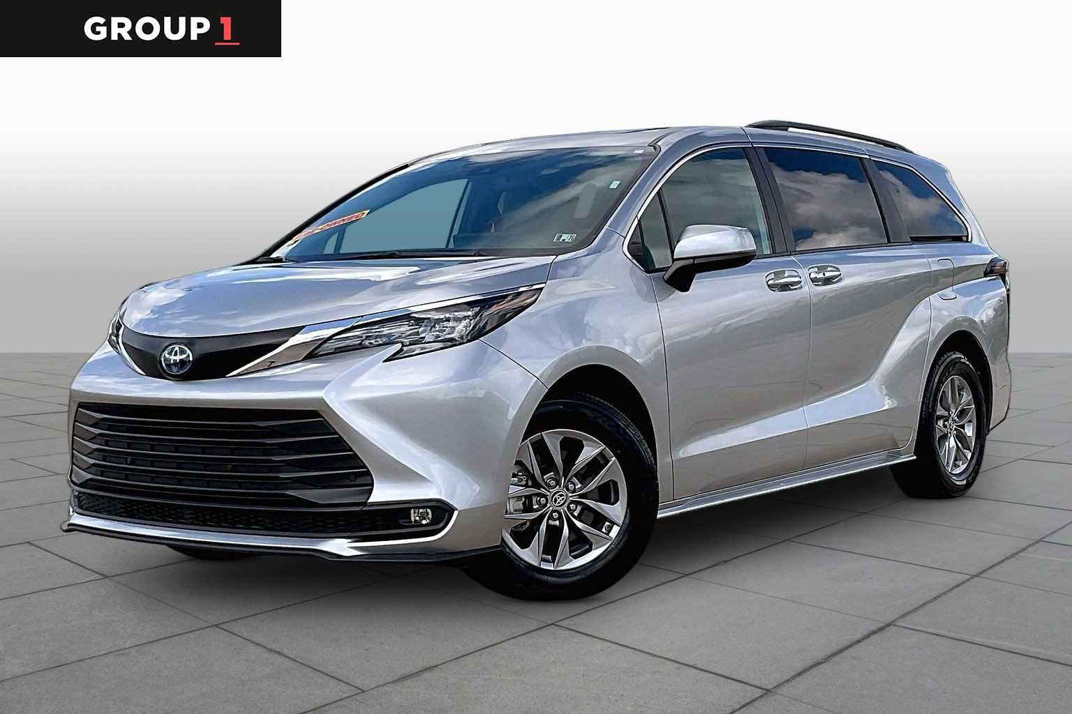 Used 2025 Toyota Sienna XLE FWD image 1