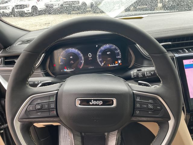 Used 2025 Jeep Grand Cherokee L Limited w/ Black Appearance Package AWD/4WD image 31