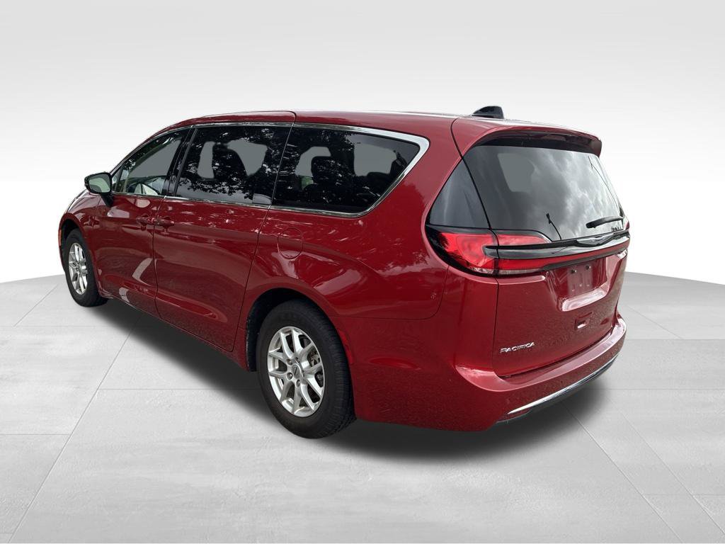 Used 2024 Chrysler Pacifica Touring-L FWD image 3