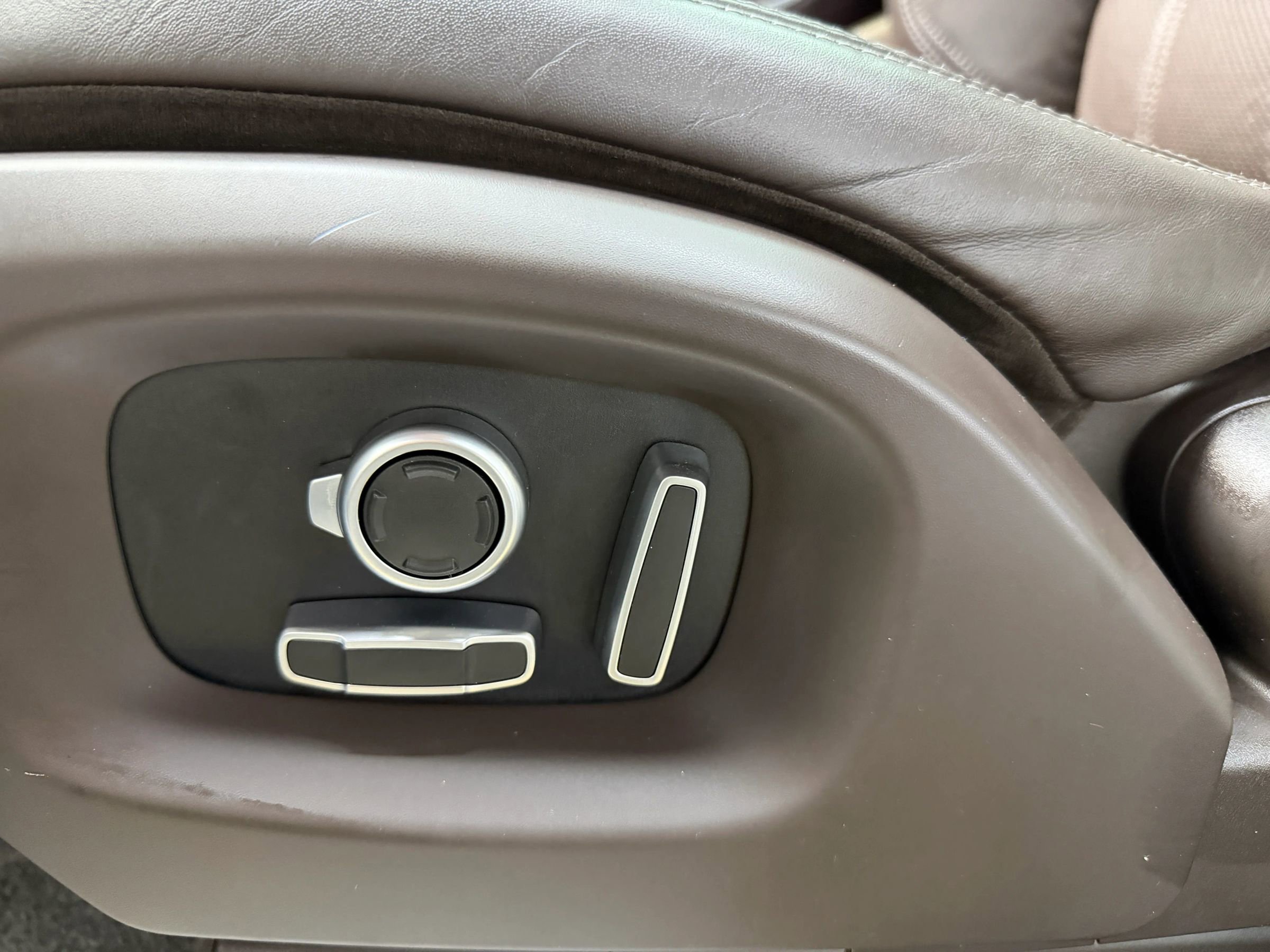 Used 2017 Land Rover Range Rover HSE image 31