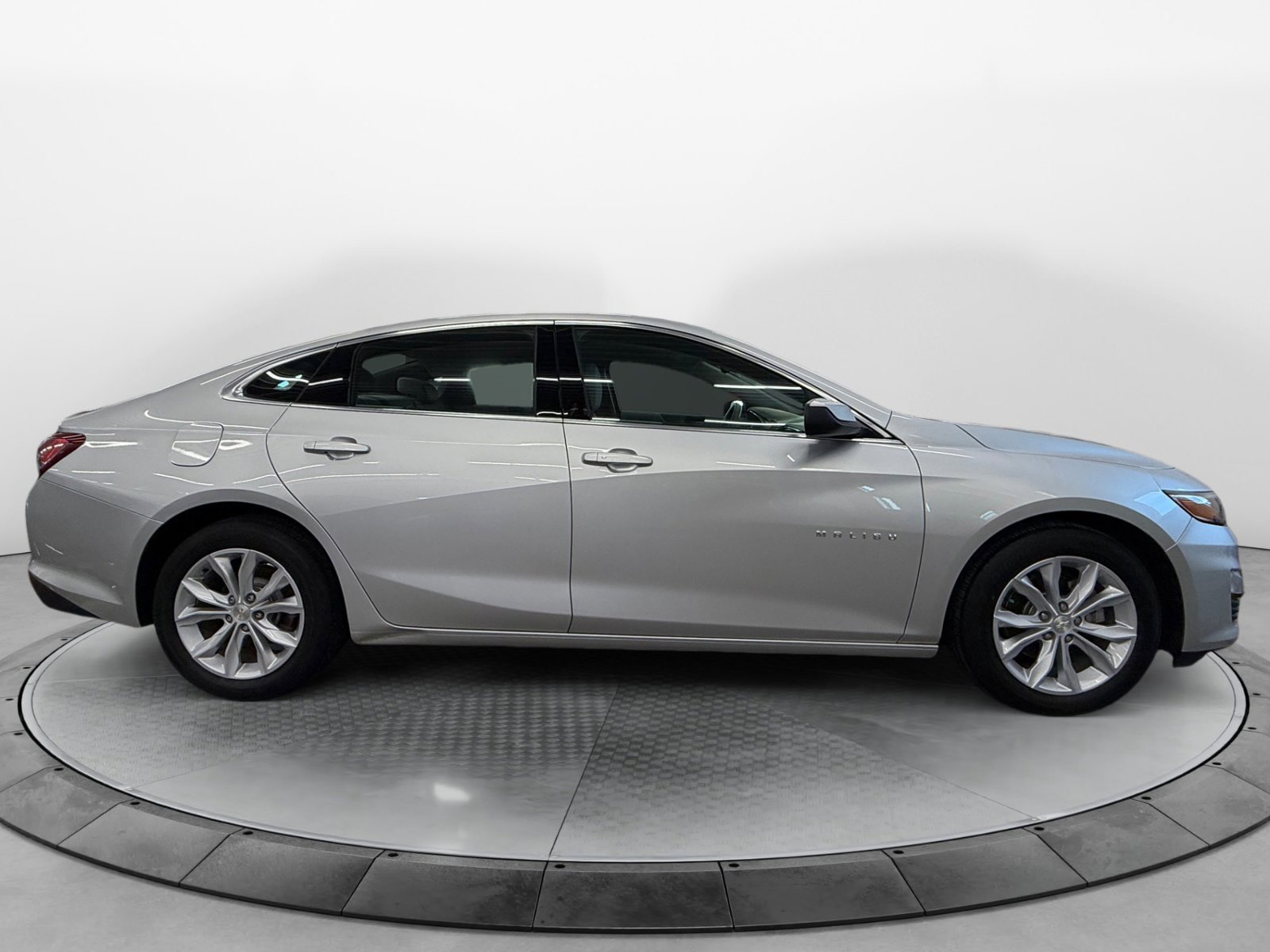 Used 2021 Chevrolet Malibu LT FWD image 2