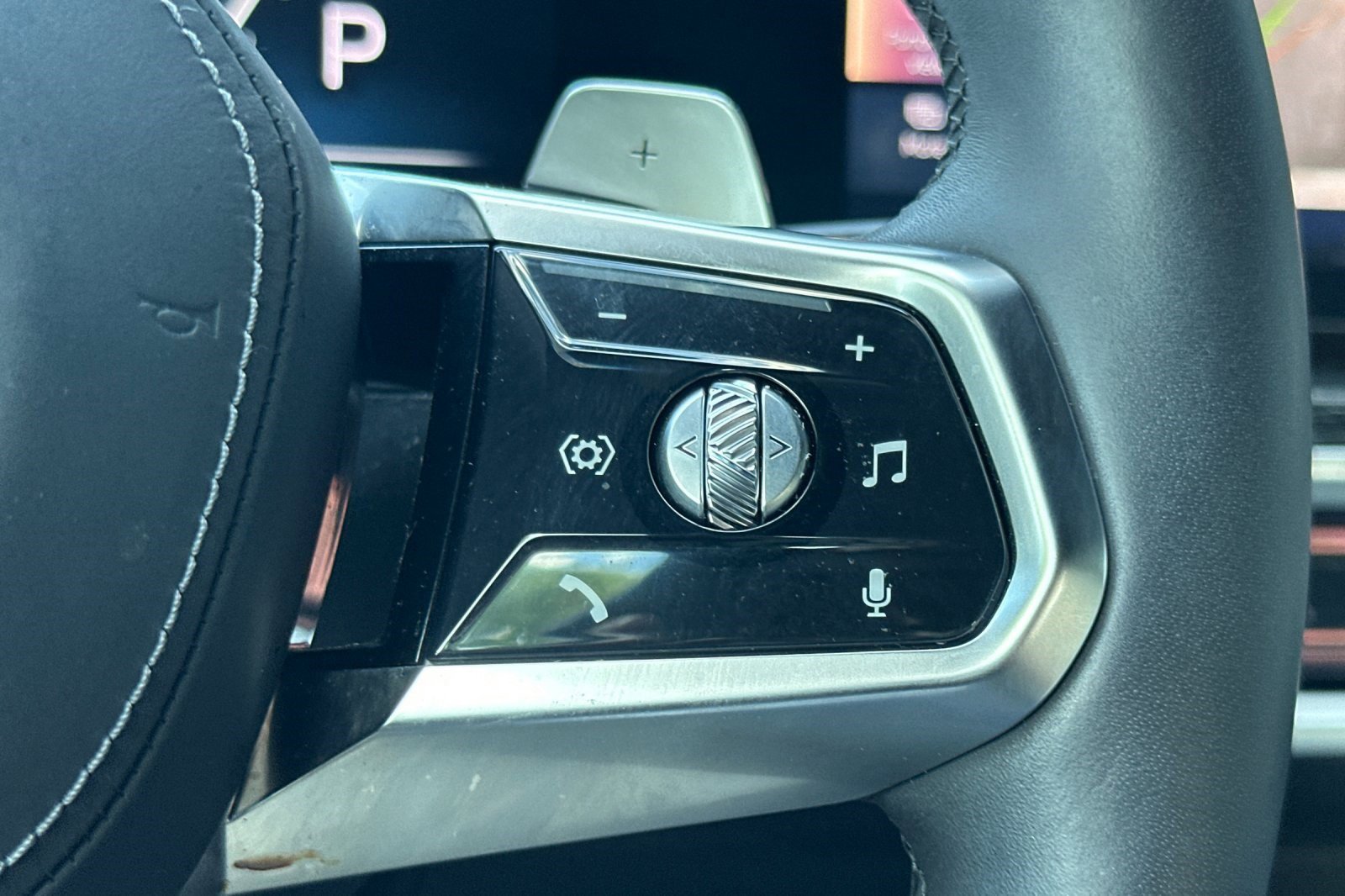 Certified 2025 BMW 740i w/ Premium Package image 31