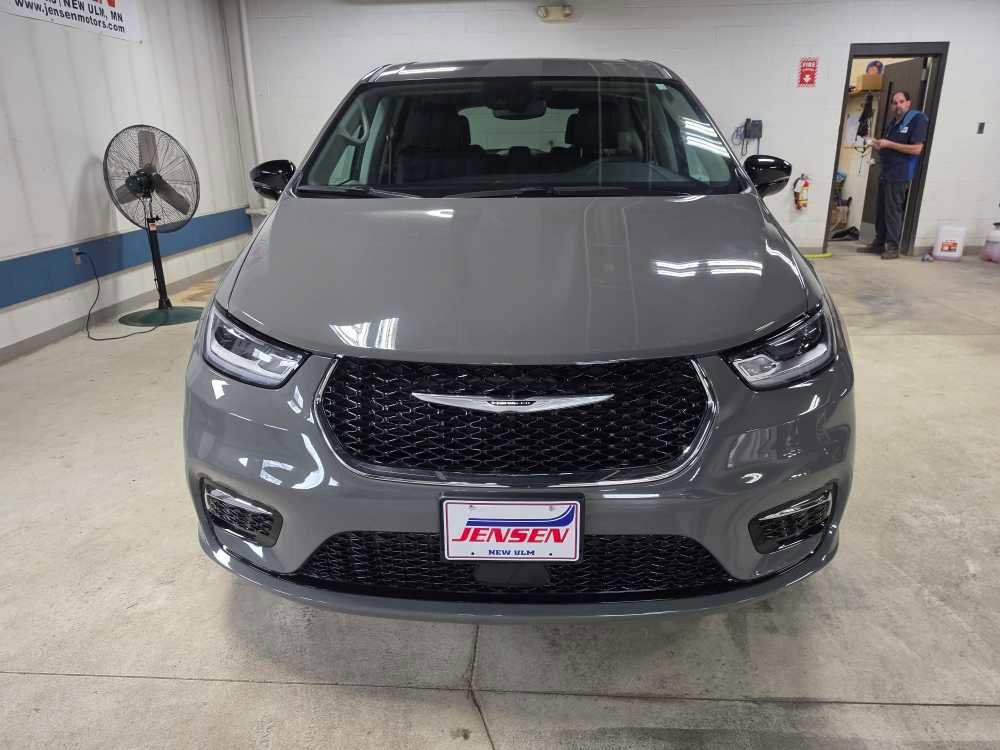 Used 2024 Chrysler Pacifica Touring-L image 2