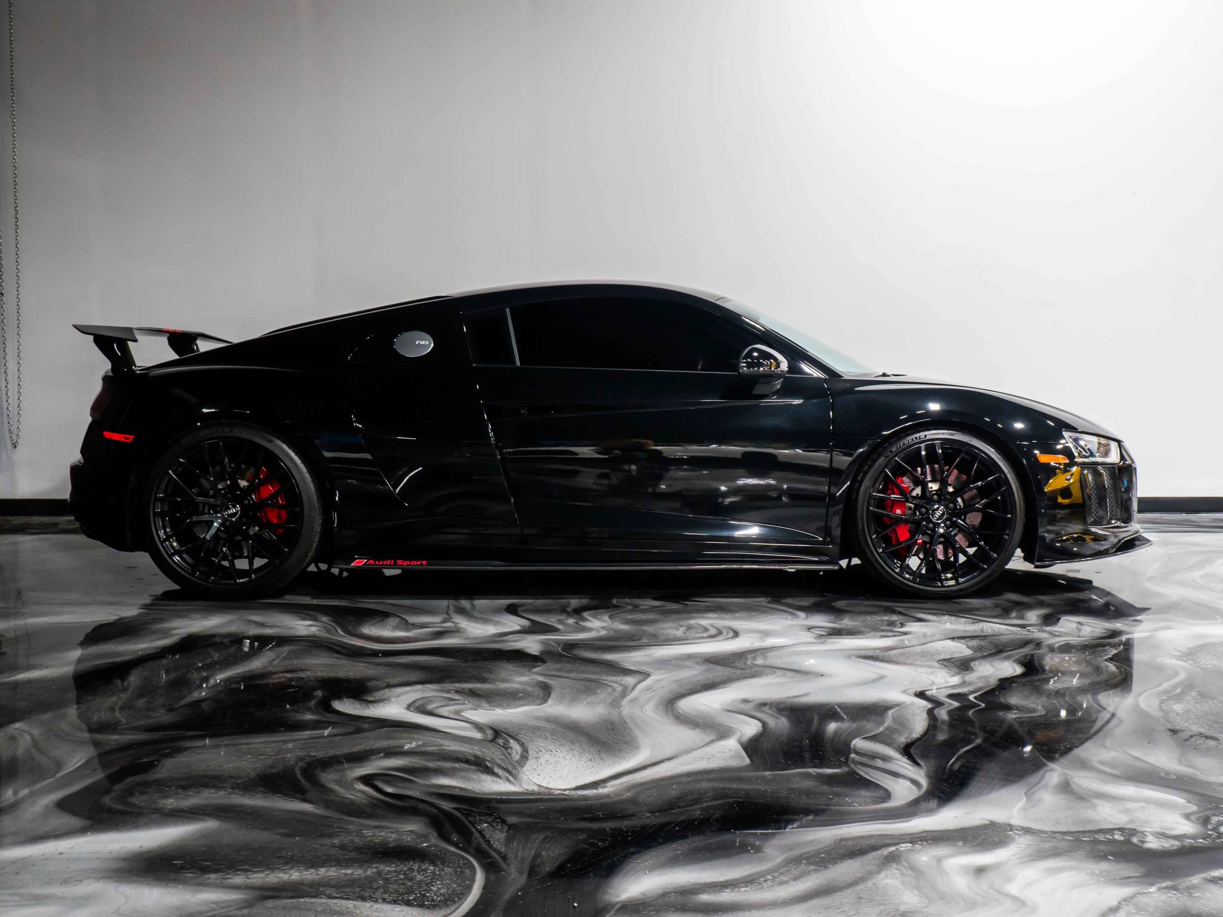 Used 2018 Audi R8 V10 w/ Premium Package image 6