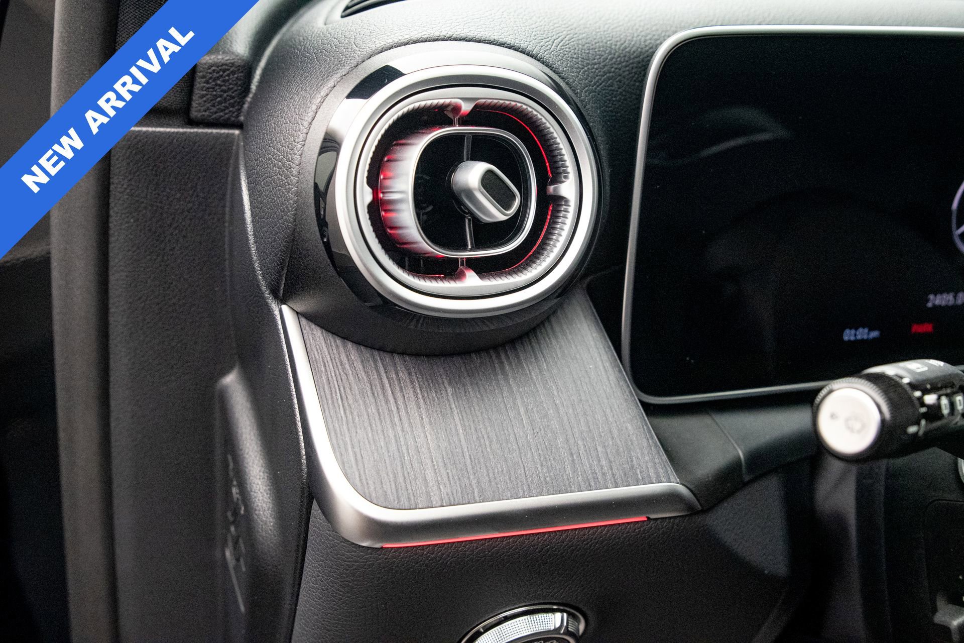 Used 2025 Mercedes-Benz GLC 300 4MATIC image 19