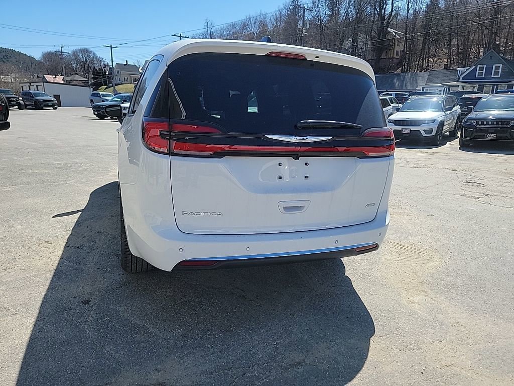 New 2026 Chrysler Pacifica Select image 4