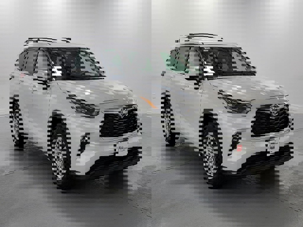 Certified 2025 Toyota Highlander LE image 2