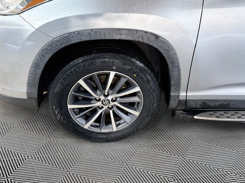 Used 2019 Toyota Highlander XLE FWD image 35