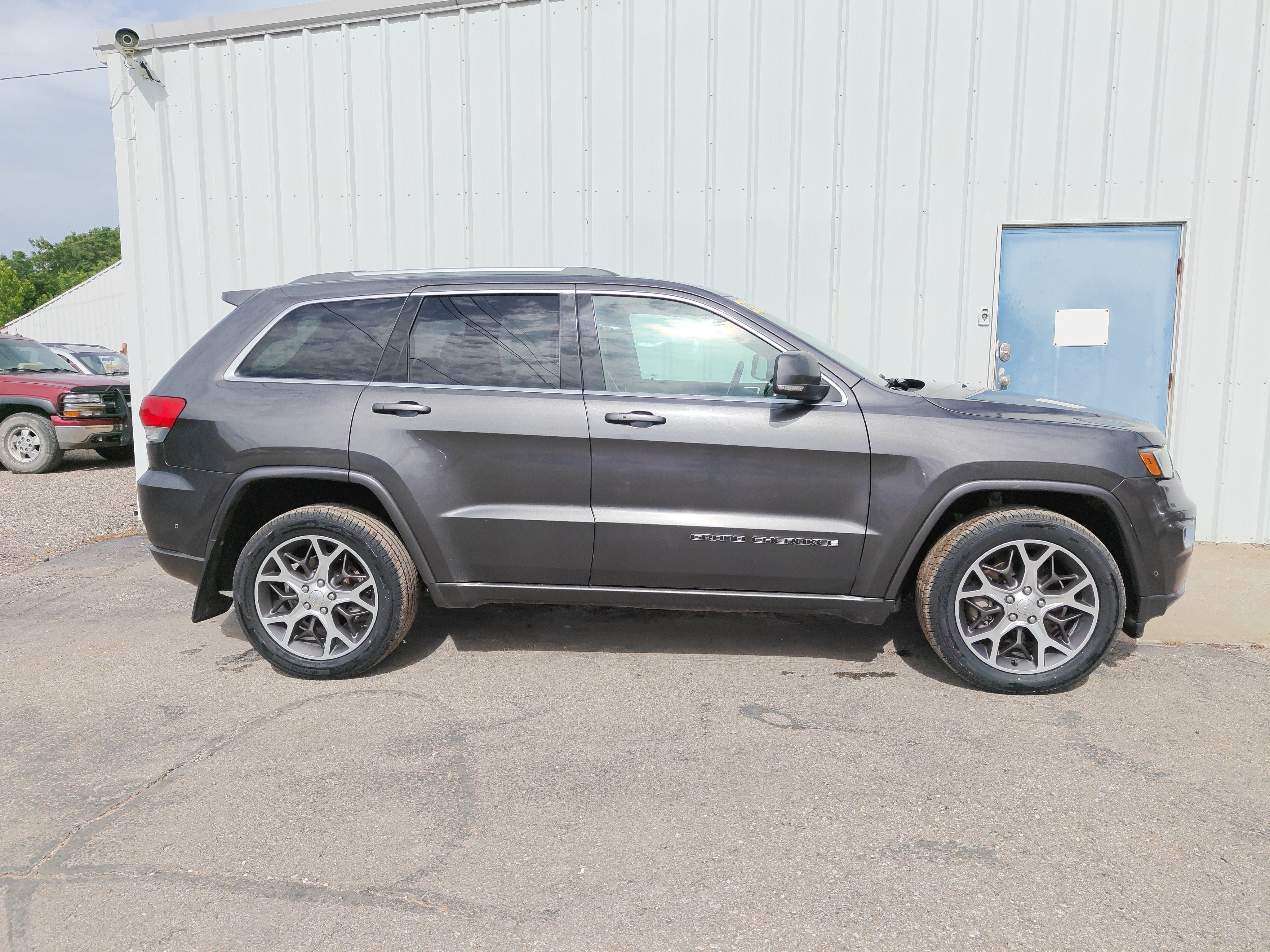 Used 2018 Jeep Grand Cherokee Limited AWD/4WD image 1