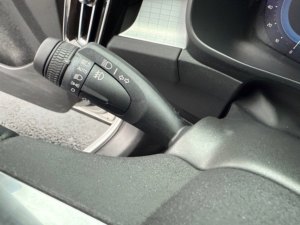 Used 2023 Volvo XC40 B5 Core image 30