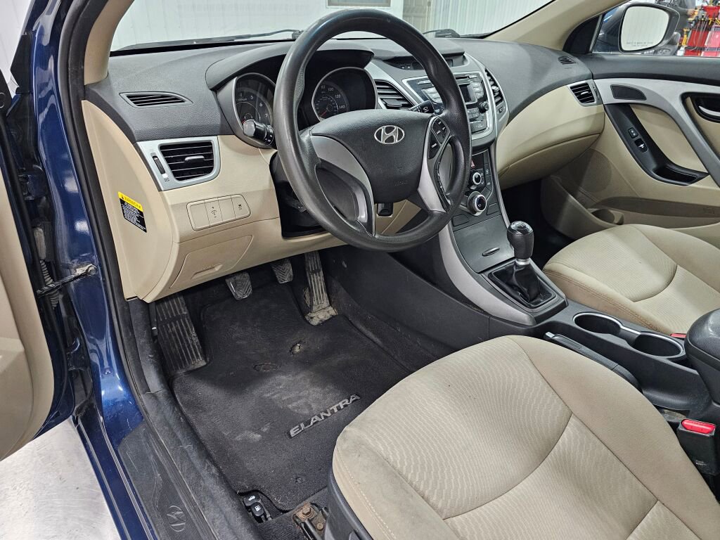 Used 2015 Hyundai Elantra SE FWD image 25