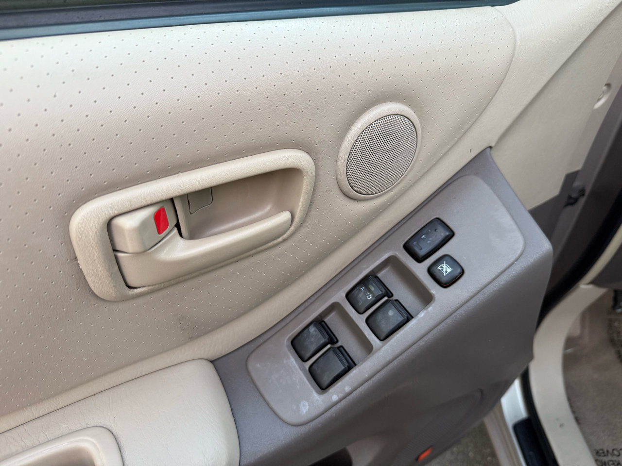 Used 2005 Toyota Highlander 4WD V6 w/ 3rd Row image 34