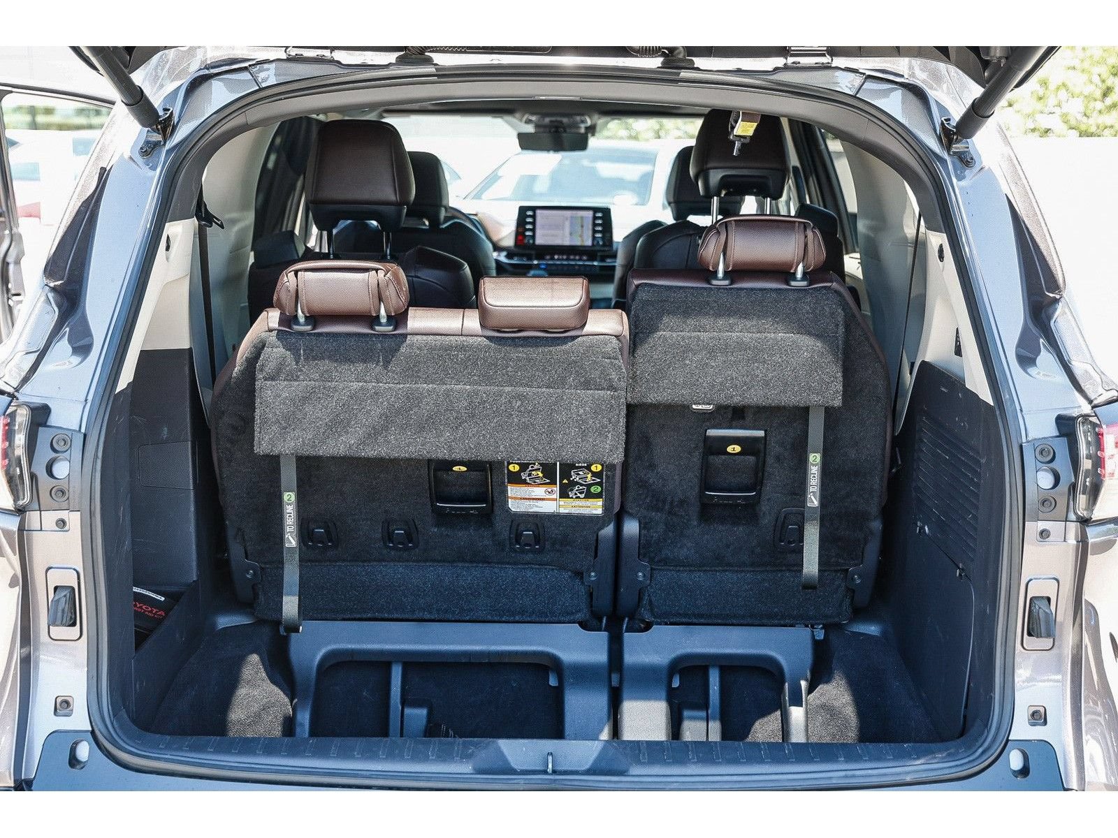 Used 2024 Toyota Sienna Platinum FWD image 26