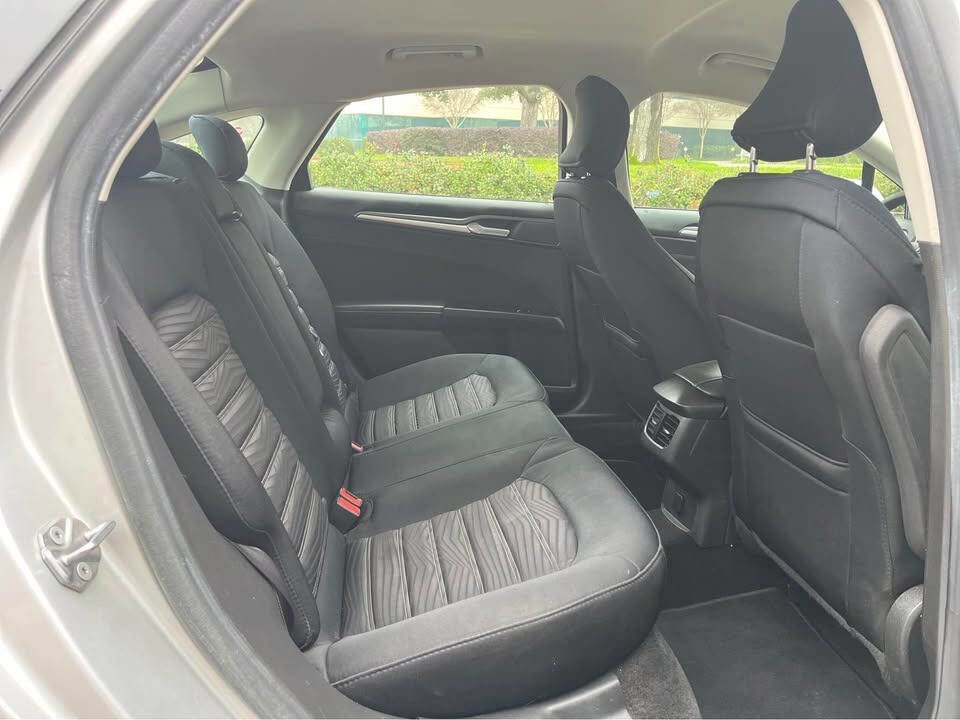 Used 2016 Ford Fusion SE image 8