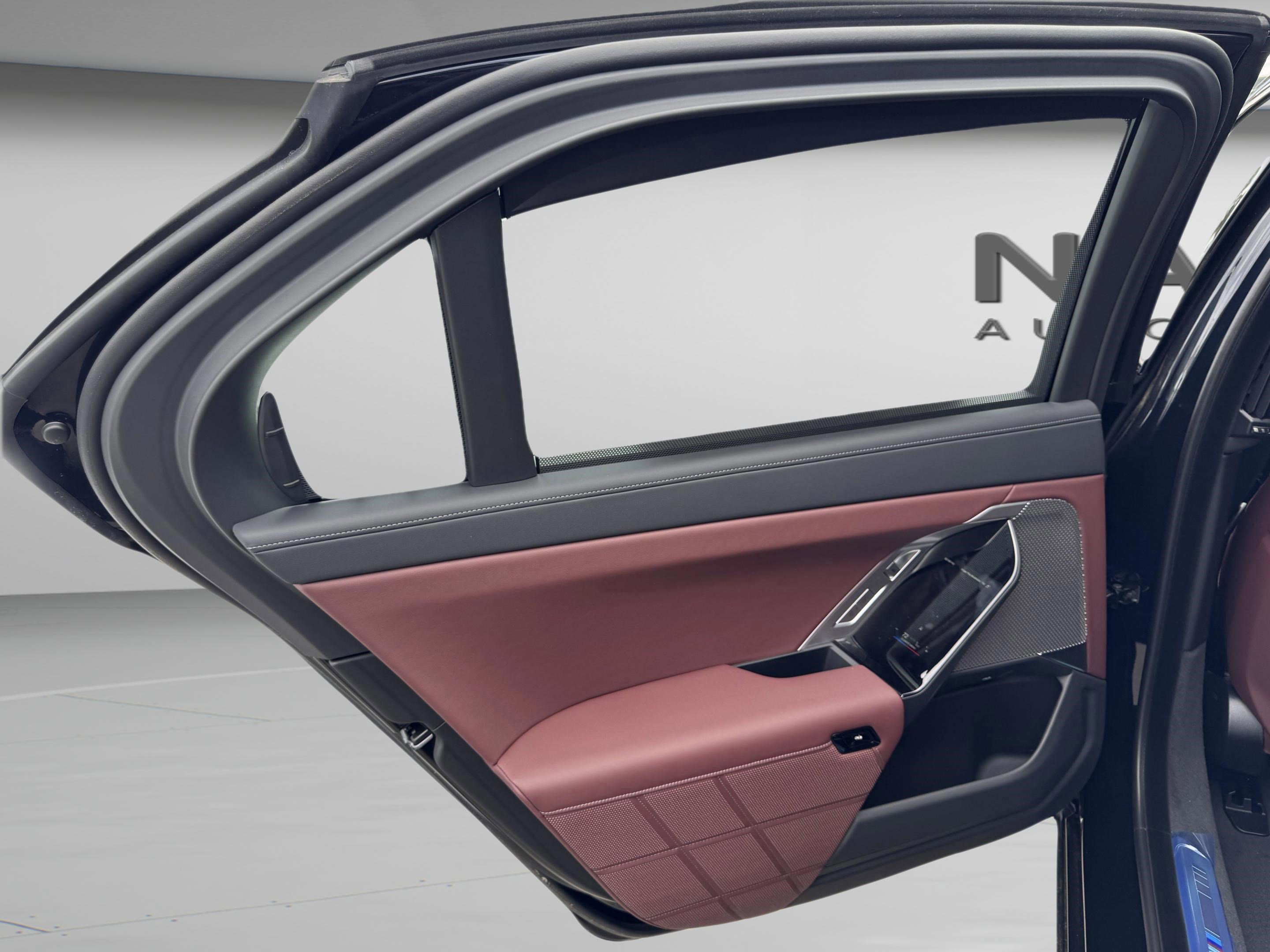 Used 2025 BMW i7 xDrive60 w/ Premium Package image 27