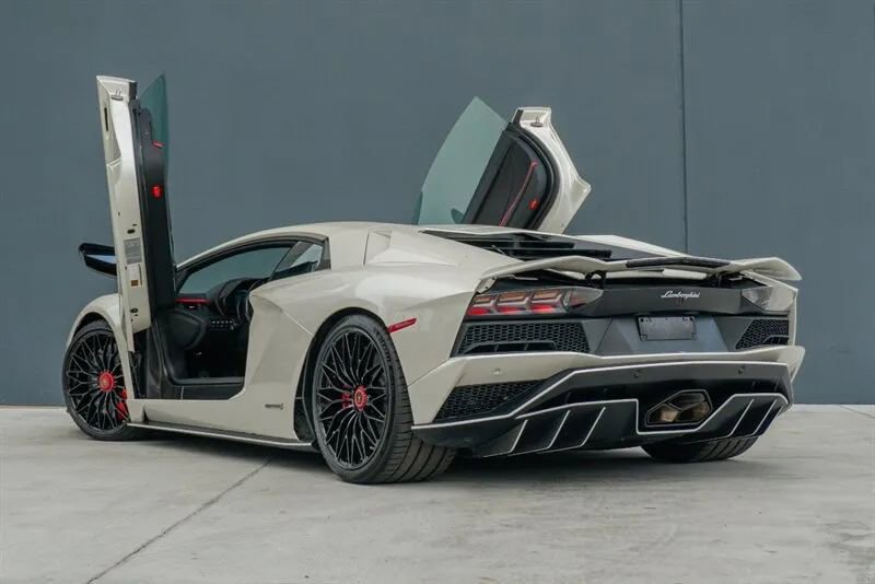 Used 2017 Lamborghini Aventador S image 9