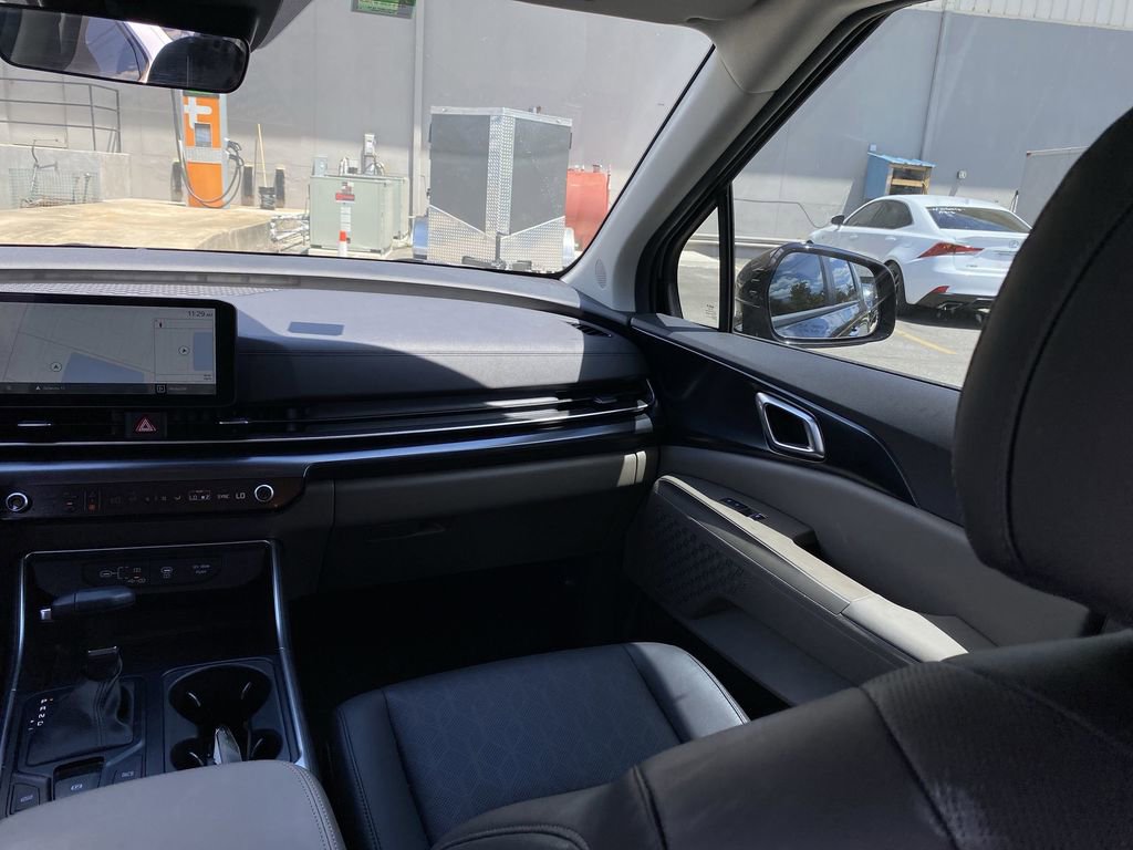 Used 2025 Kia Carnival image 4