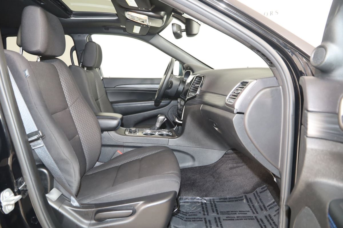 Used 2019 Jeep Grand Cherokee Laredo AWD/4WD image 13