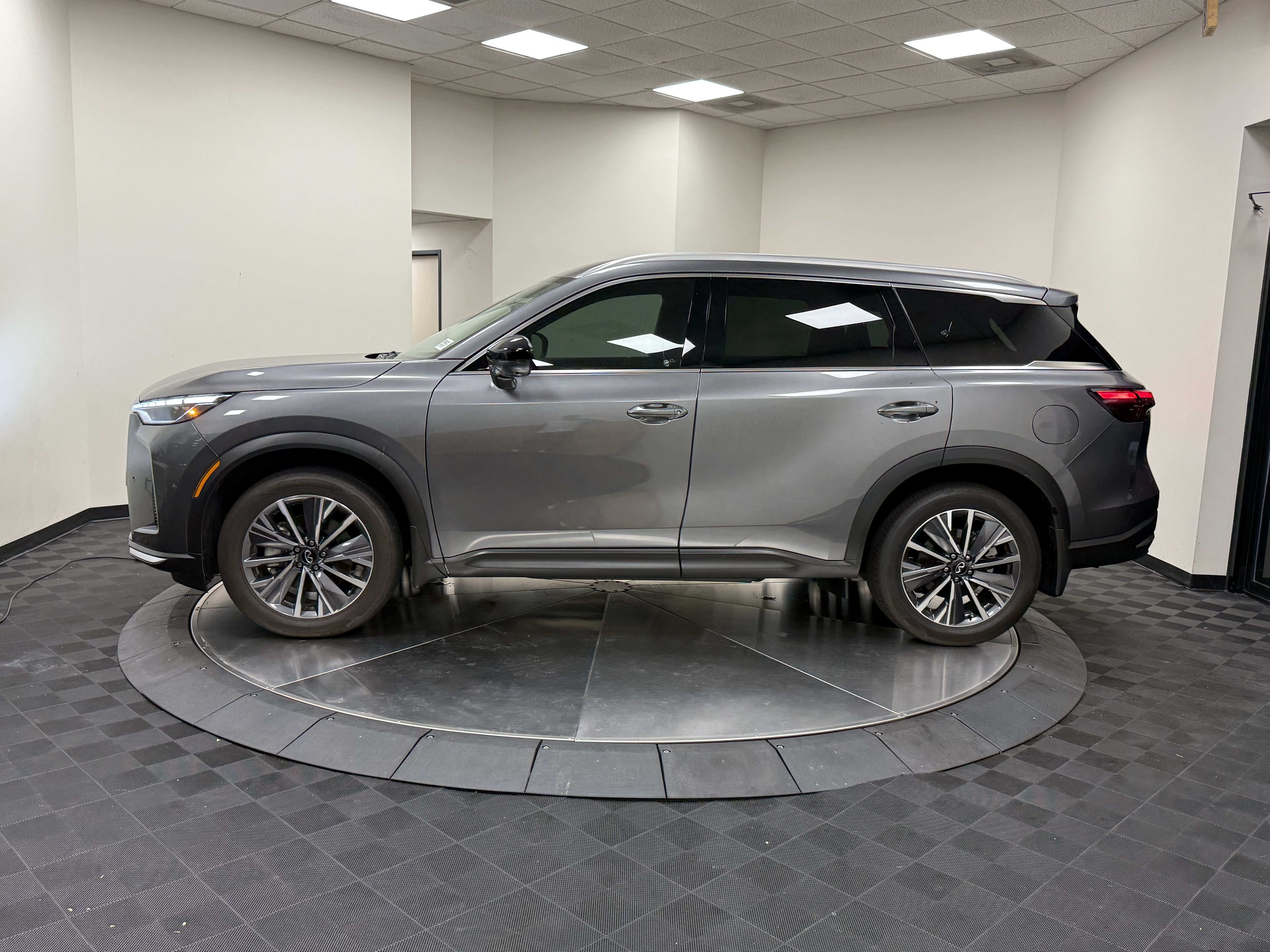 Certified 2027 INFINITI QX60 Luxe w/ Cargo Package FWD image 4
