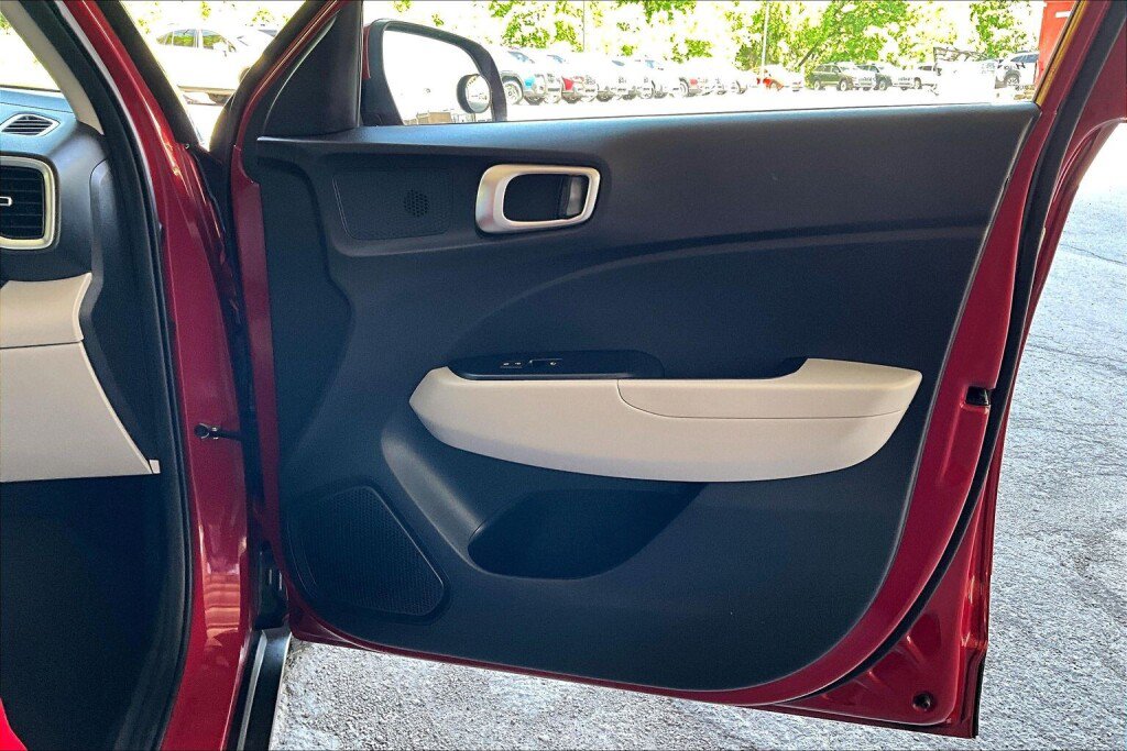 Used 2020 Hyundai Venue SEL FWD image 13
