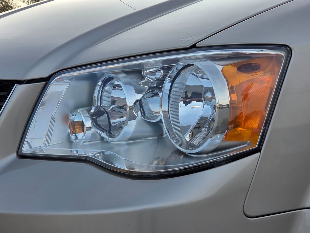 Used 2015 Dodge Grand Caravan SXT w/ UConnect Hands-Free Group image 4