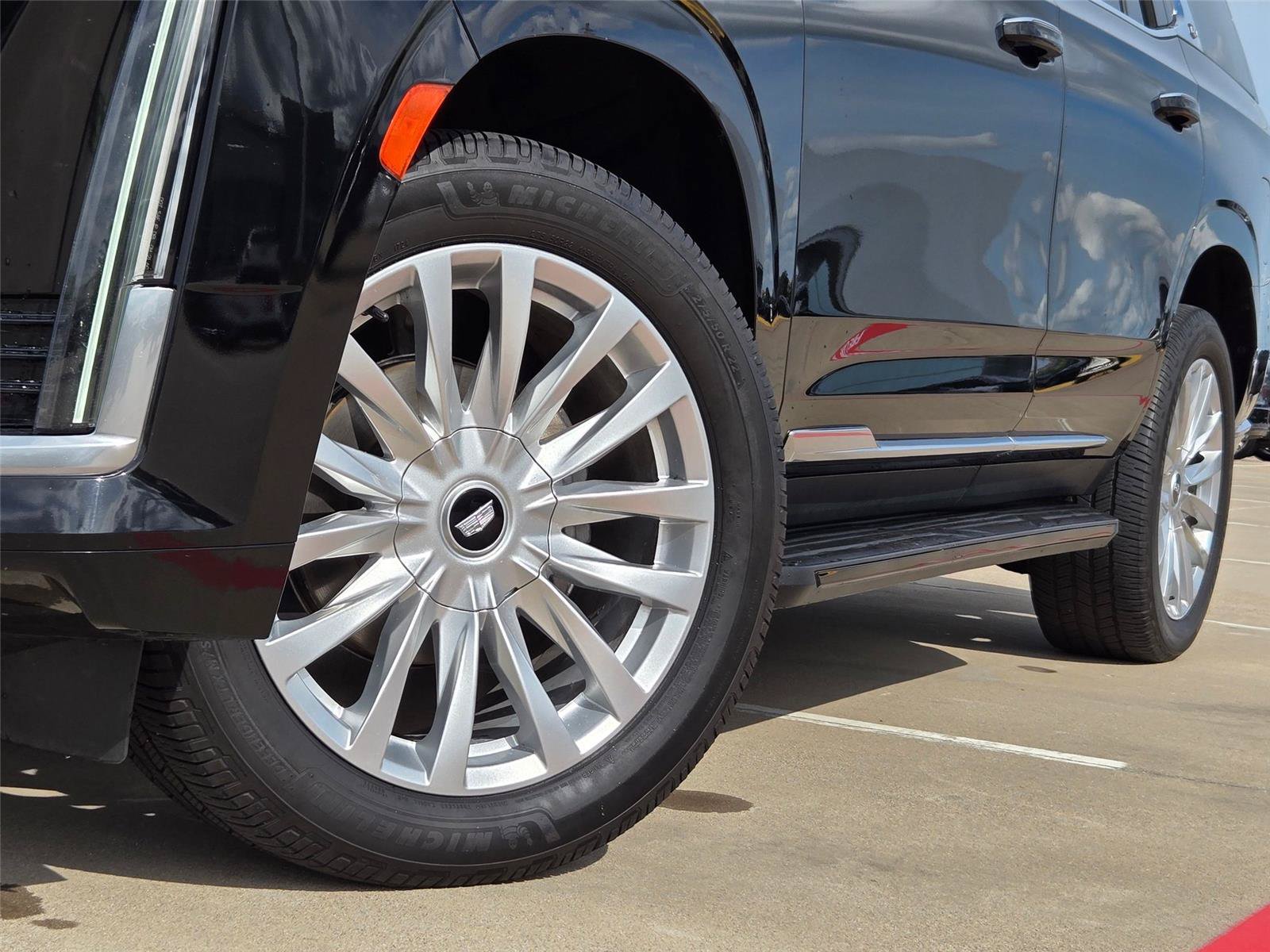 Used 2022 Cadillac Escalade Luxury AWD/4WD image 8